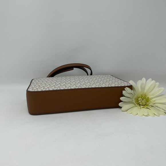 Michael Kors Jet Set ItemLG EW Crossbody - Picture 6 of 16